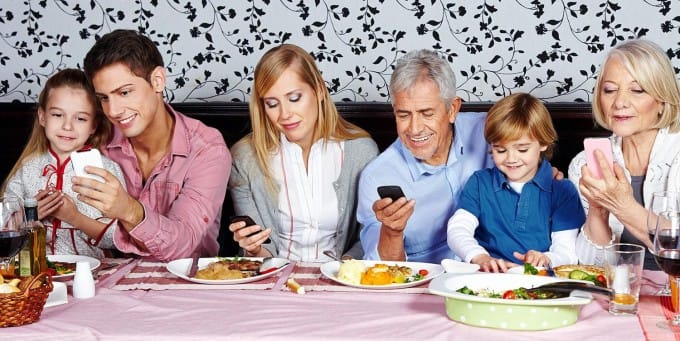 smart-phone-usage-at-family-dinner-table